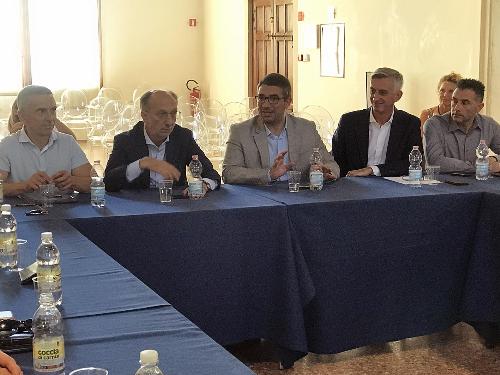 Incontro a Sacile del vicegovernatore Riccardo Riccardi (secondo da sinistra) e dell’assessore alle Autonomie locali Pierpaolo Roberti (terzo da sinistra) con i sindaci dell’Uti del Livenza. Nella foto anche il sindaco di Sacile Claudio Spagnol (primo da sinistra) e il sindaco di Caneva nonché presidente dell’Uti del Livenza Andrea Gava (quarto da sinistra) 